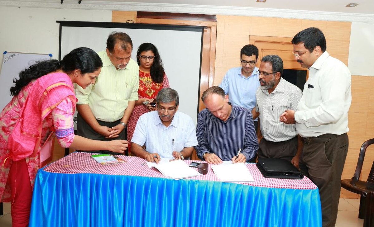 FMO_development's tweet photo. FMO signed technical assistance agreement to scale up #greenmicrofinance over the next 3 years @ ESAF India https://t.co/AlioDvDpzk