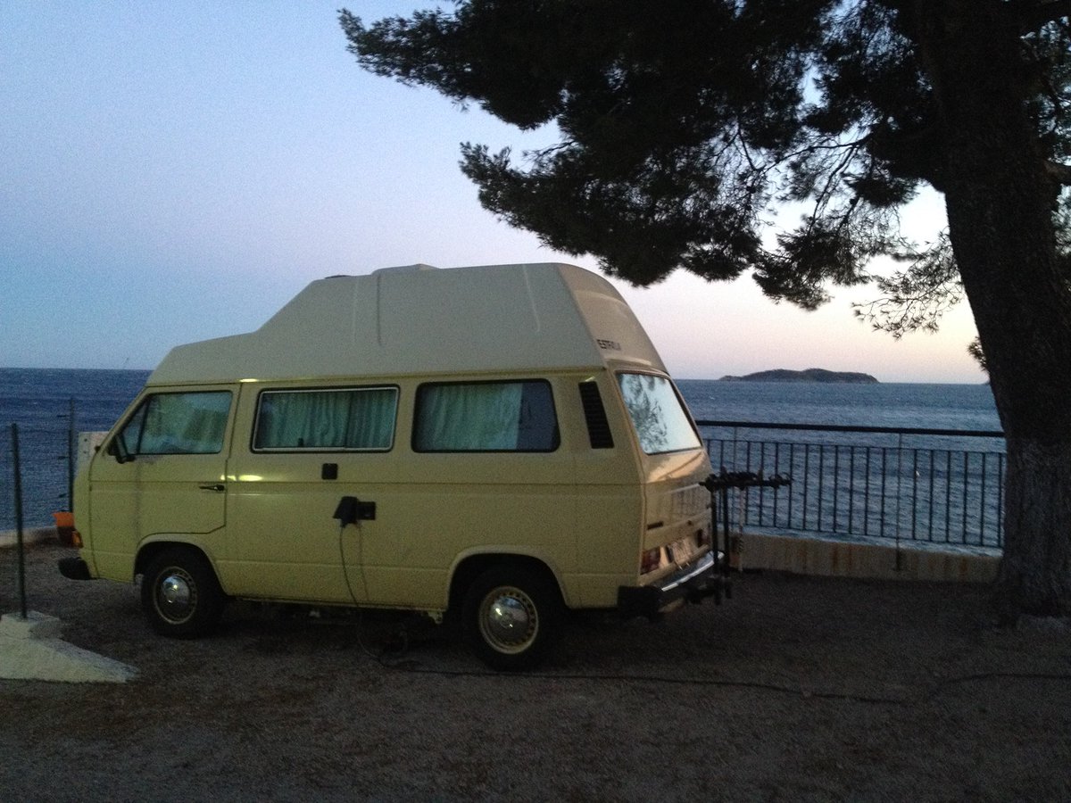 VanLoCalifornia's tweet photo. La suite du concours photo de l'été 📷 #VanLocLife 
Pour participer c'est ici  🚌 👉 https://t.co/VHXIooaOpu … https://t.co/Gfw9rn4Qtf