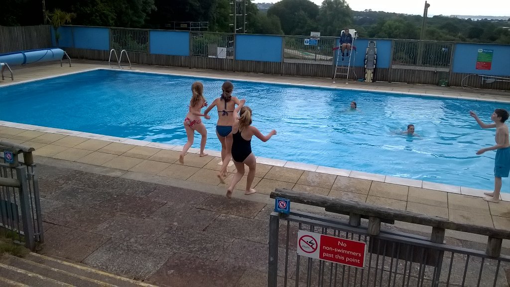 TW_Torquay's tweet photo. Endlich Pool - ein toller letzter Abend zusammen. #poolparty #fun #night #thankslucy #thankscallum #torquay https://t.co/kZl6DvzQDu