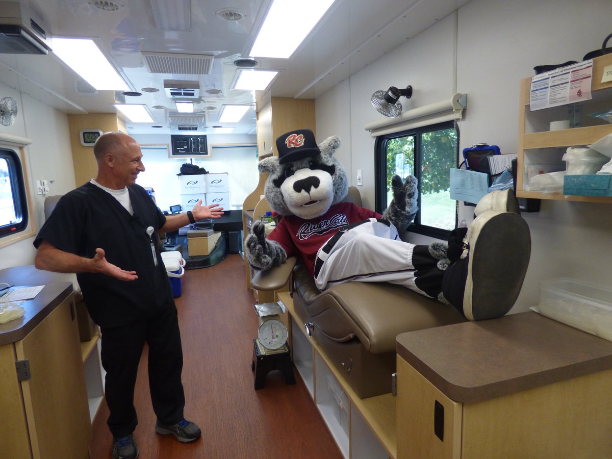 RCDinger's tweet photo. Woot woot! Got to hang out with Drippy and @BloodSource today! They are here until 4pm taking blood! #ComeDonate https://t.co/V62czjph4J
