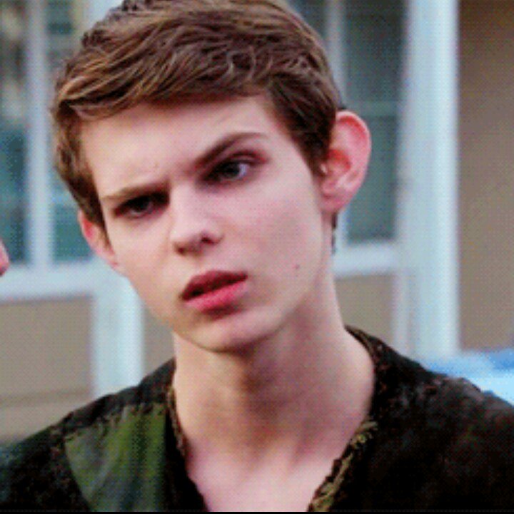 hogwartistic's tweet photo. can you believe robbie kay invented eyebrows https://t.co/GLpvMT90VU