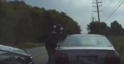 DriverShaming's tweet image. Dash cam shows Ohio State Highway Patrol trooper being hit by car buff.ly/2aEiCzS #drivershaming