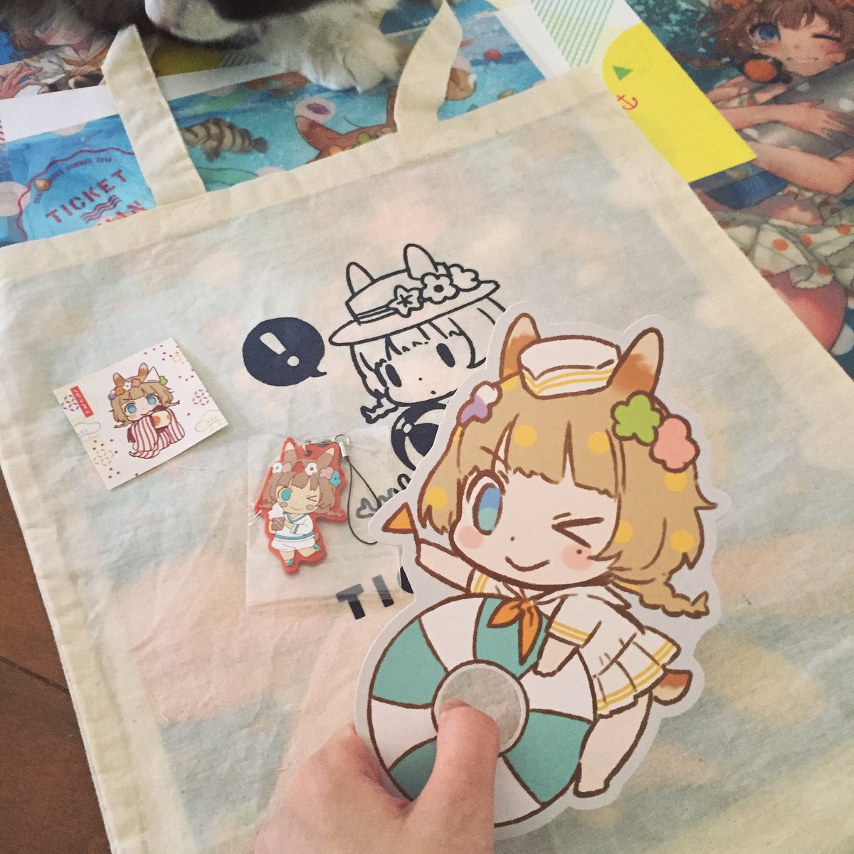 「今日はグッズ類もろもろの見本が届いた!サイズ感とクリア感がとってもかわいくなりま」|切符🌷のイラスト