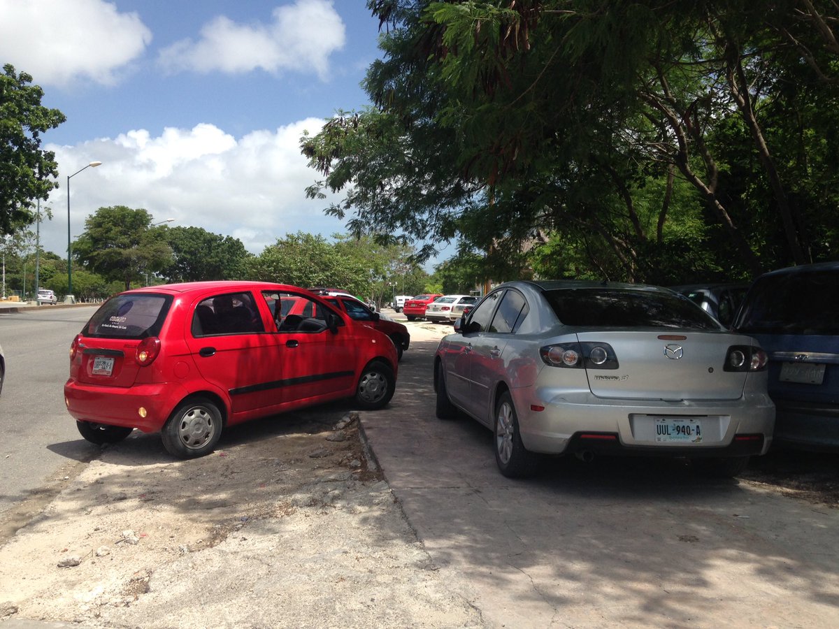 aledeva's tweet photo. Plaza zona centro, autos sobre banquetas @BibianCastillo @AytoCancun @PaulCarrillo2 @CapMendiola https://t.co/tFbSYuIjdh