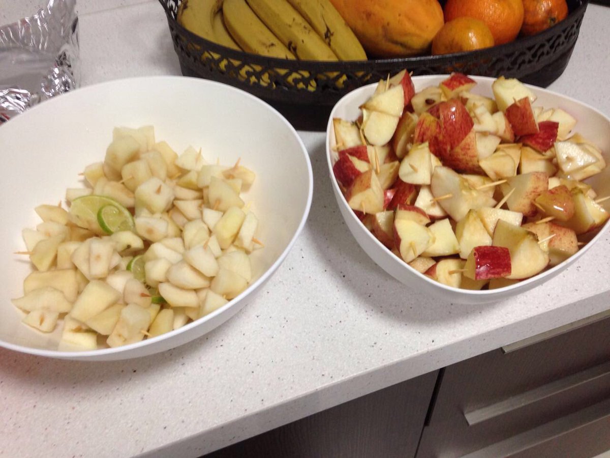 pvs_sepam's tweet photo. O PVS promoveu uma ação sobre a alimentação saudável, com um estande de frutas e informações sobre elas 🍌🍊🍎 #vote34 https://t.co/L8lZ0Y6KmA