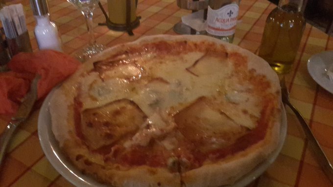 I know it s not good for my body but I can't  recist to a 4 cheeses pizza ??? https://t.co/EbBKFVzel