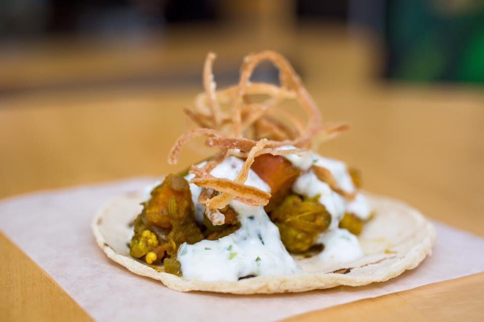 Raita, échalottes croustillantes, lentilles, patates douces - 4$... 
Un taco végétarien quelqu'un? 🌮🍹☀️