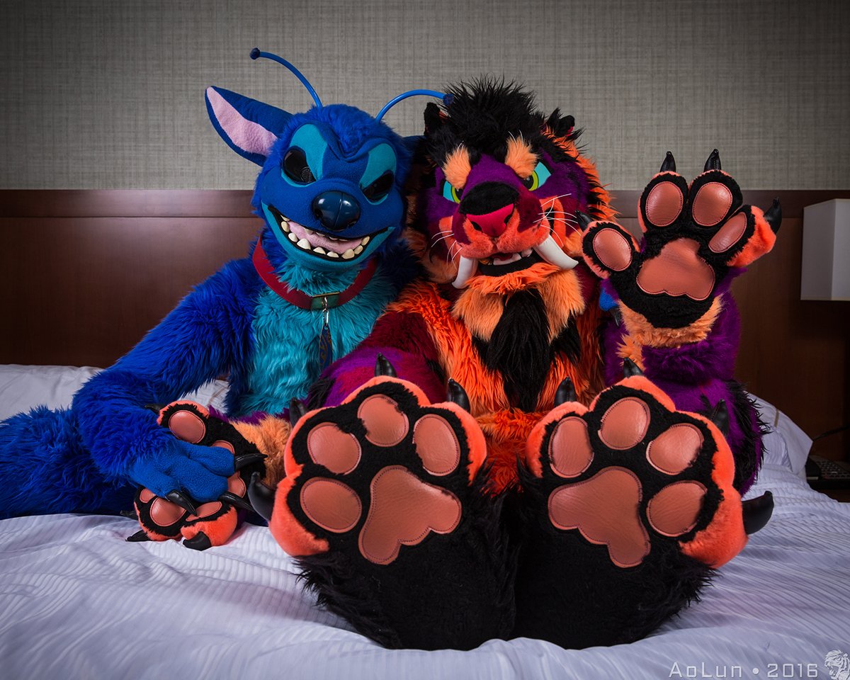 ravertooth's tweet photo. pawwwwws #FursuitFriday https://t.co/ZCDNSY5aIc