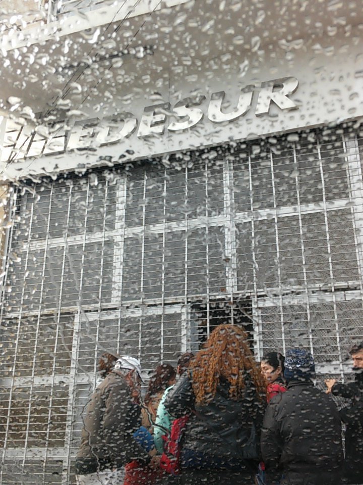 brunodich82's tweet image. llueve, y edesur atiende a la gente... así!!! son increibles