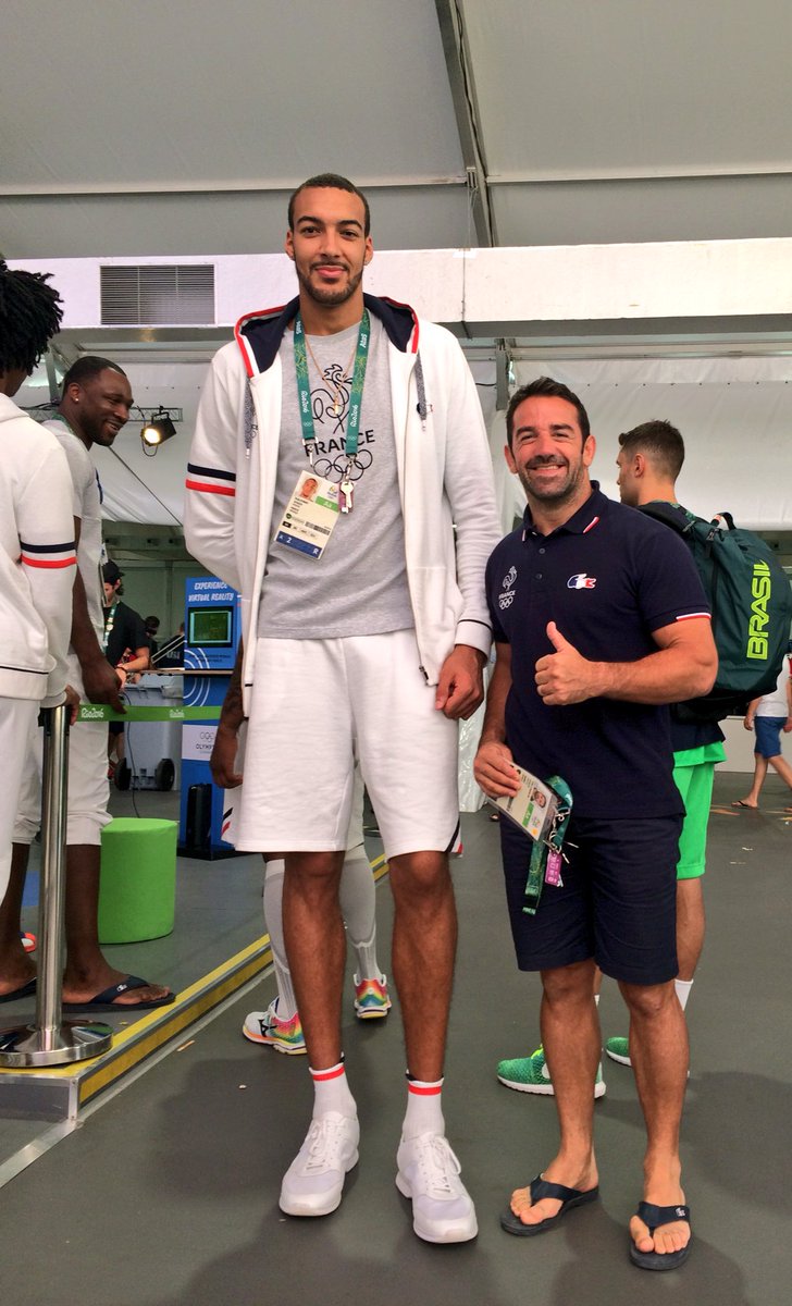 Quand tu as l'impression d'être un porte clés! Merci <a href="/rudygobert27/">Rudy Gobert</a> 🏀vs🏉 🇫🇷