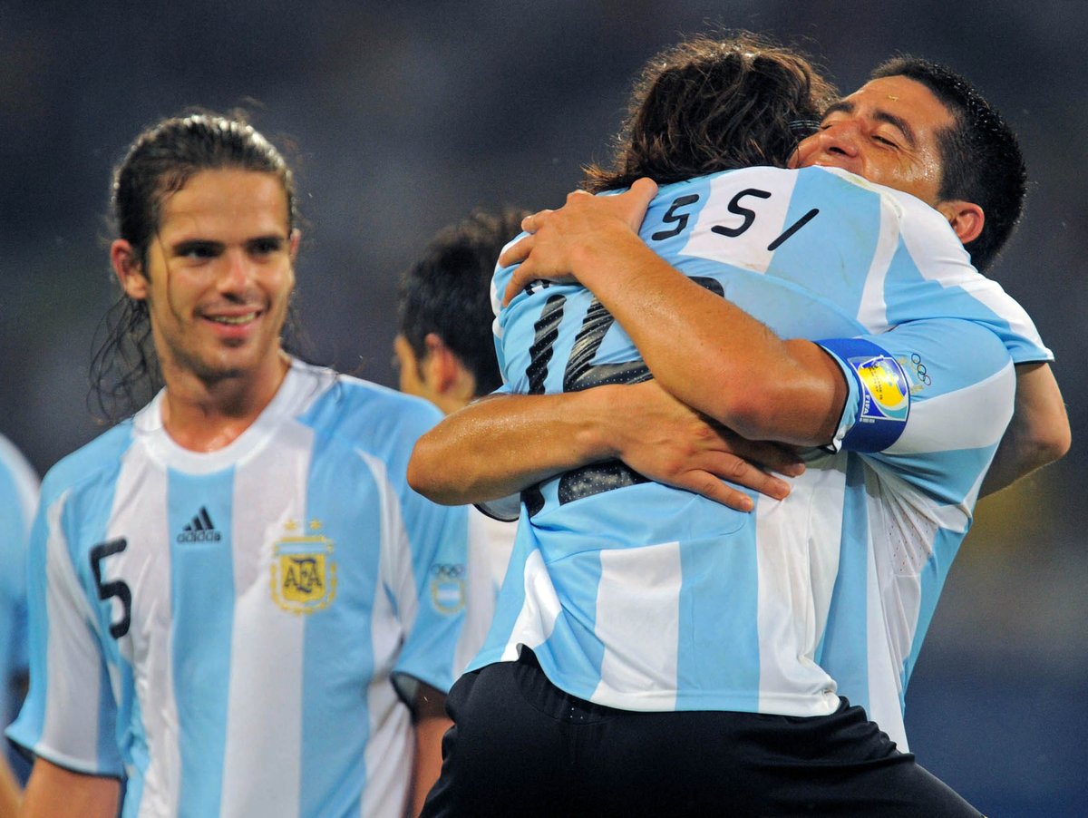 FotoFutbolRetro's tweet photo. [2008] #BuenViernes Asistencia de Román, gol de Leo ante Costa de Marfil en Pekín 2008 https://t.co/oLNYcKLyRt
