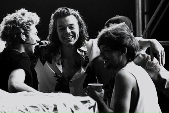 hescarlotta's tweet photo. Proud of our boys! Drag Me Down going platinum was 101% deserved!🎉🙌🏻💞 @onedirection #Congrats1D https://t.co/bGsjQBgQ7Z