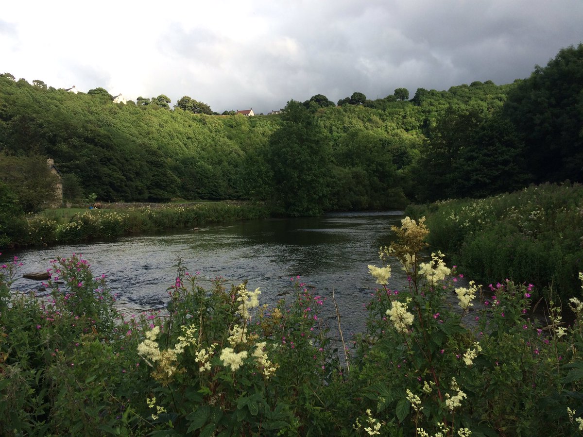 GOOD NEWS: I can see the pub from here. BAD NEWS: it's up a big hill! #monsaltrail #peakdistrict