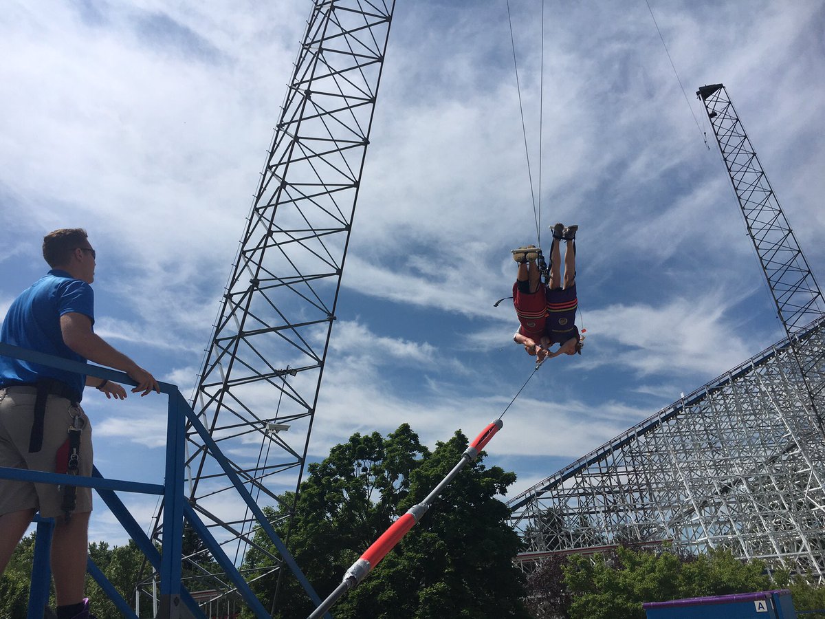 FlySkyC's tweet photo. It's #Skycoaster site certification time at @SFGreat_America. #GurneeGoodness #Illinois #SixFlags https://t.co/cUIDKvxfZq