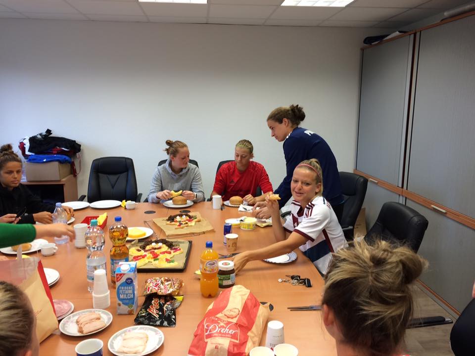 SCSandFrauen's tweet photo. Chefcoach Colin Bell feiert heute seinen 55. Geburtstag. Ein Frühstück mit dem Team war der Start in den Tag. https://t.co/YqPoCMzrH2