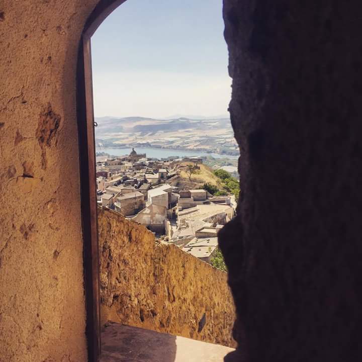 OShtain's tweet photo. Naro ed i suoi tesori nascosti... #CastelloChiaramonte @piero_barone
😘😘😘 https://t.co/7HhZTz4SII