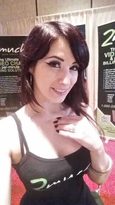I'm hanging out on https://t.co/2bzZqNfSB4 live from @qwebecexpo!  Stop by my chatroom and say "Hi" 😊<a href="/tag/tmblr"class="tags"><span>#tmblr</span></a>