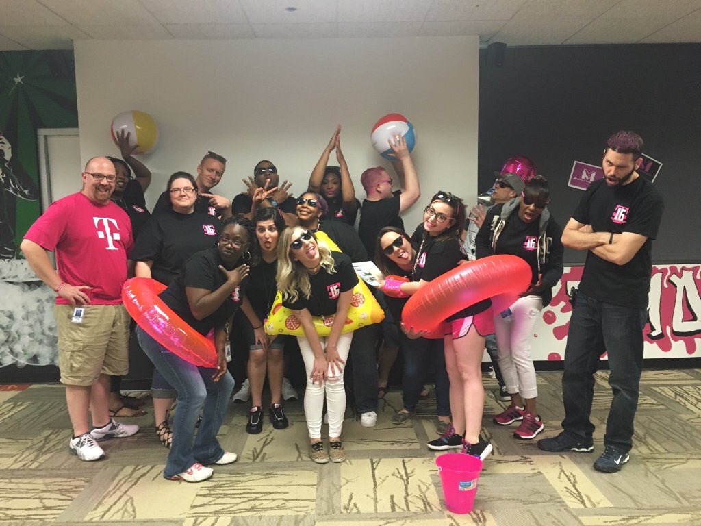 ATweetLilThing's tweet photo. #AskAttJobs #StormICT graduates in style. Do you? #BeMagenta #ROCKIcT https://t.co/iDug8ZrfkY