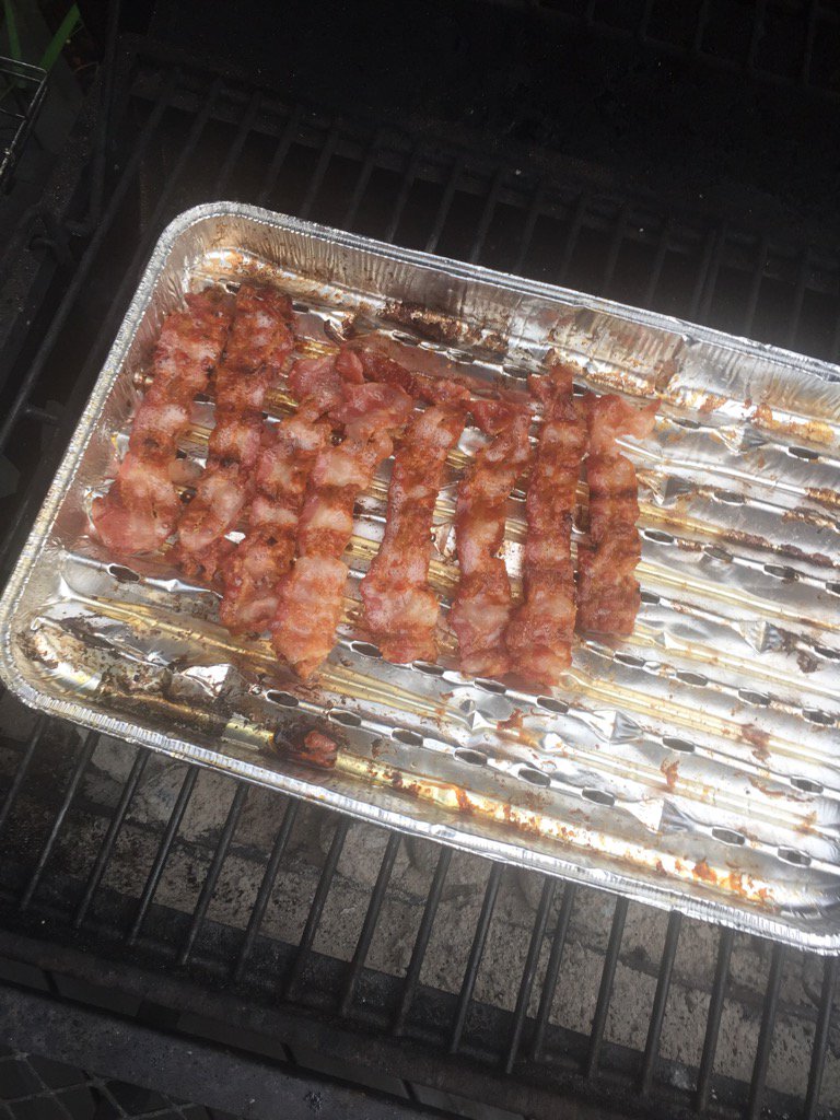 PerFalk's tweet image. Bra bacon har konsistensen av p u l v e r. Det är svårt att grilla bacon. #lessonswelearn