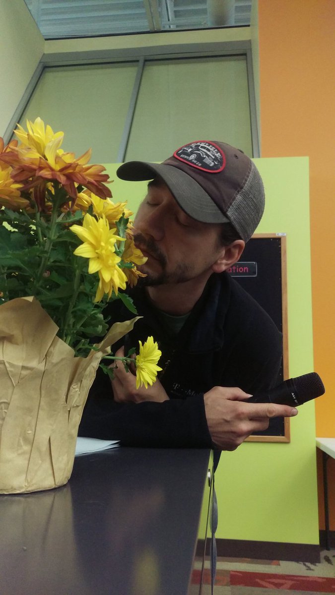 frisitz76's tweet photo. #AskAttJobs do you stop and smell the flowers? #BeMagenta #StormICT #ROCKIcT https://t.co/itJlktOEw2