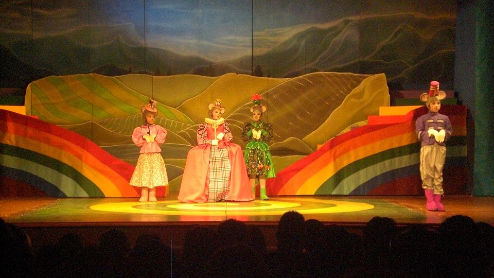 Escena8's tweet photo. "Vamos Dorothy comienza a andar..." #ElMagoDeOz  SÁB y DOM 5:30pm. Entradas @TICKETMUNDO https://t.co/vTXWytYuC8