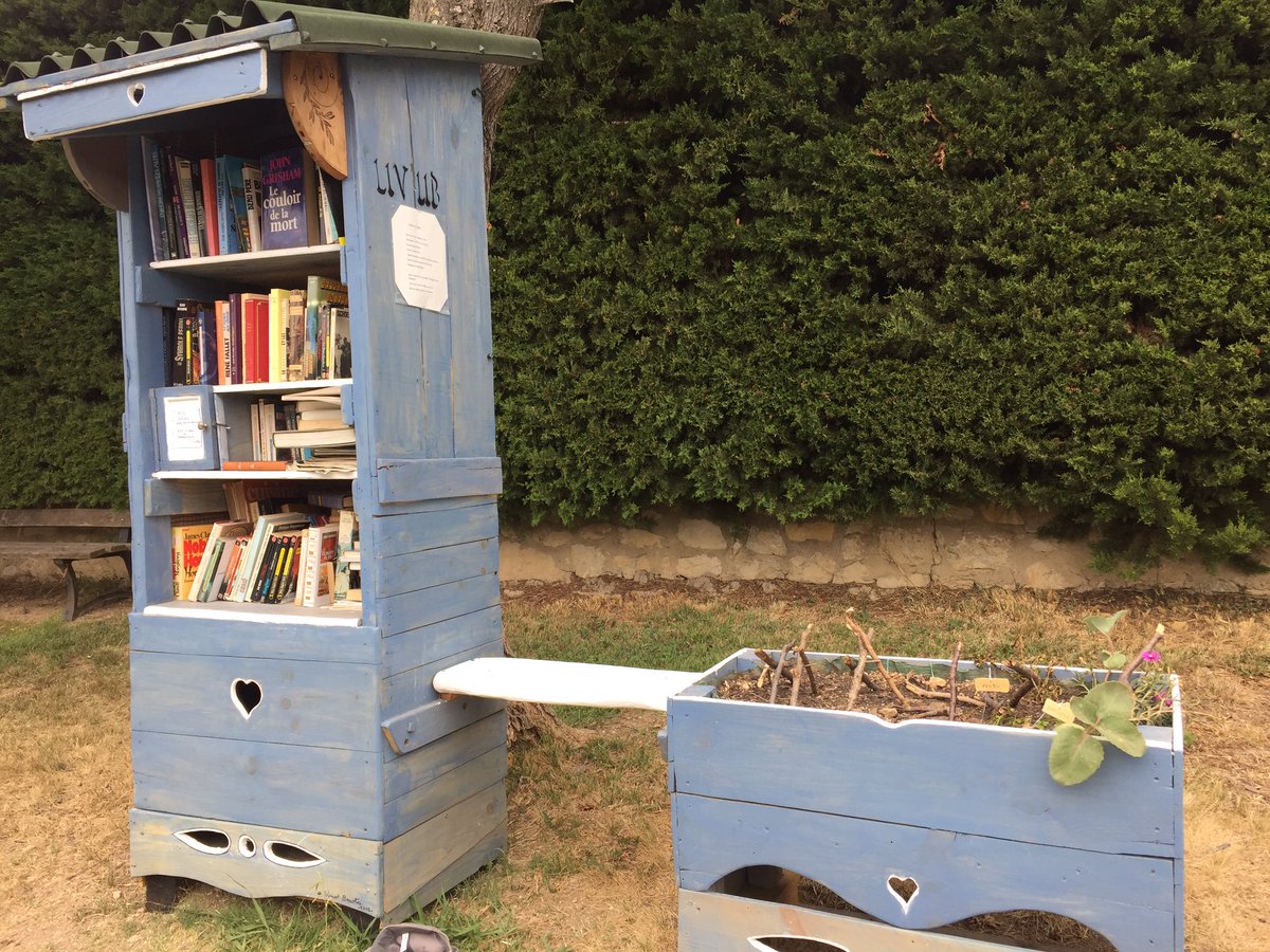 ChristRicher's tweet photo. Balade provençale et découverte d'une belle initiative dans #Velaux. 
#LivLib, les livres en mode partagé. https://t.co/Ukub5D9wm3