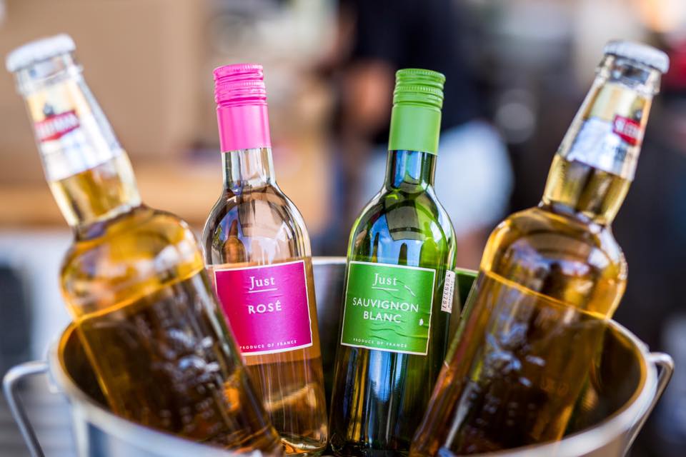 Oui, oui! On n'a un permis d'alcool! P.S. Un p'tit verre, assis sur notre grande terrasse dans le Vieux... #TGIF