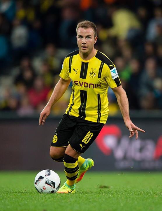 najky10's tweet photo. Comeback! On se zase chytí. Ale bude se hodně pískat a nenávidět. #gotze #bvb09 #restart #partofgoetze https://t.co/Ek6D73ZPpR
