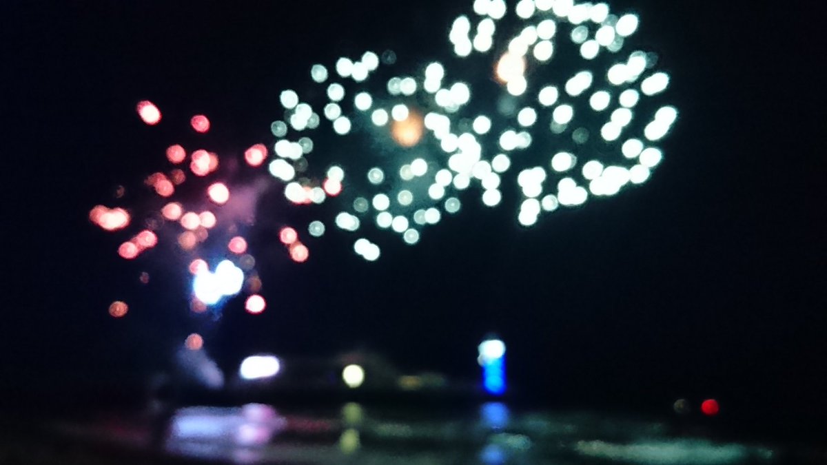 EmCBarnes's tweet image. Like seriously, some parachuted in and others were floating on the sea! #BokehShot