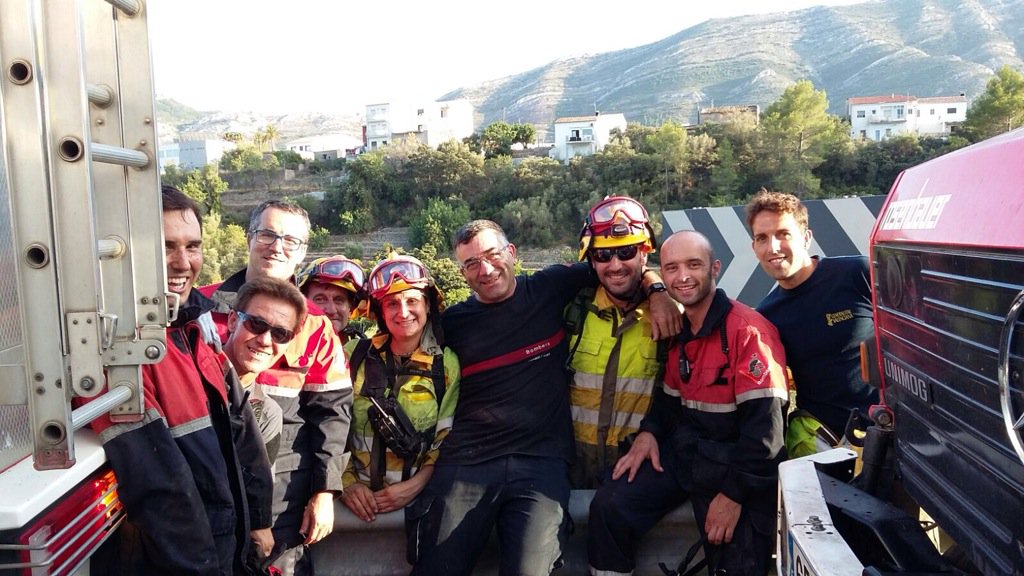 BombersDipu's tweet photo. Tasques d'extinció a l'incendi de #Parcent, intervenen @BombersDipu i la brigada de Benimantell, bon treball! https://t.co/nw04QjxsEh