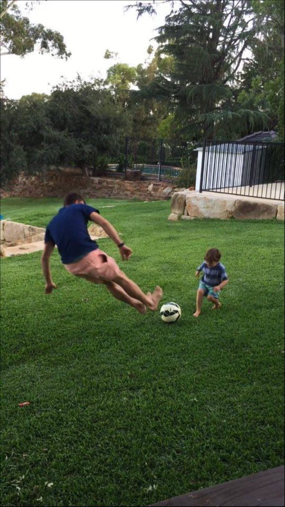 8igpoppajim's tweet image. FOOTY&apos;S BACK!!!! &apos;AVE IT!!!!