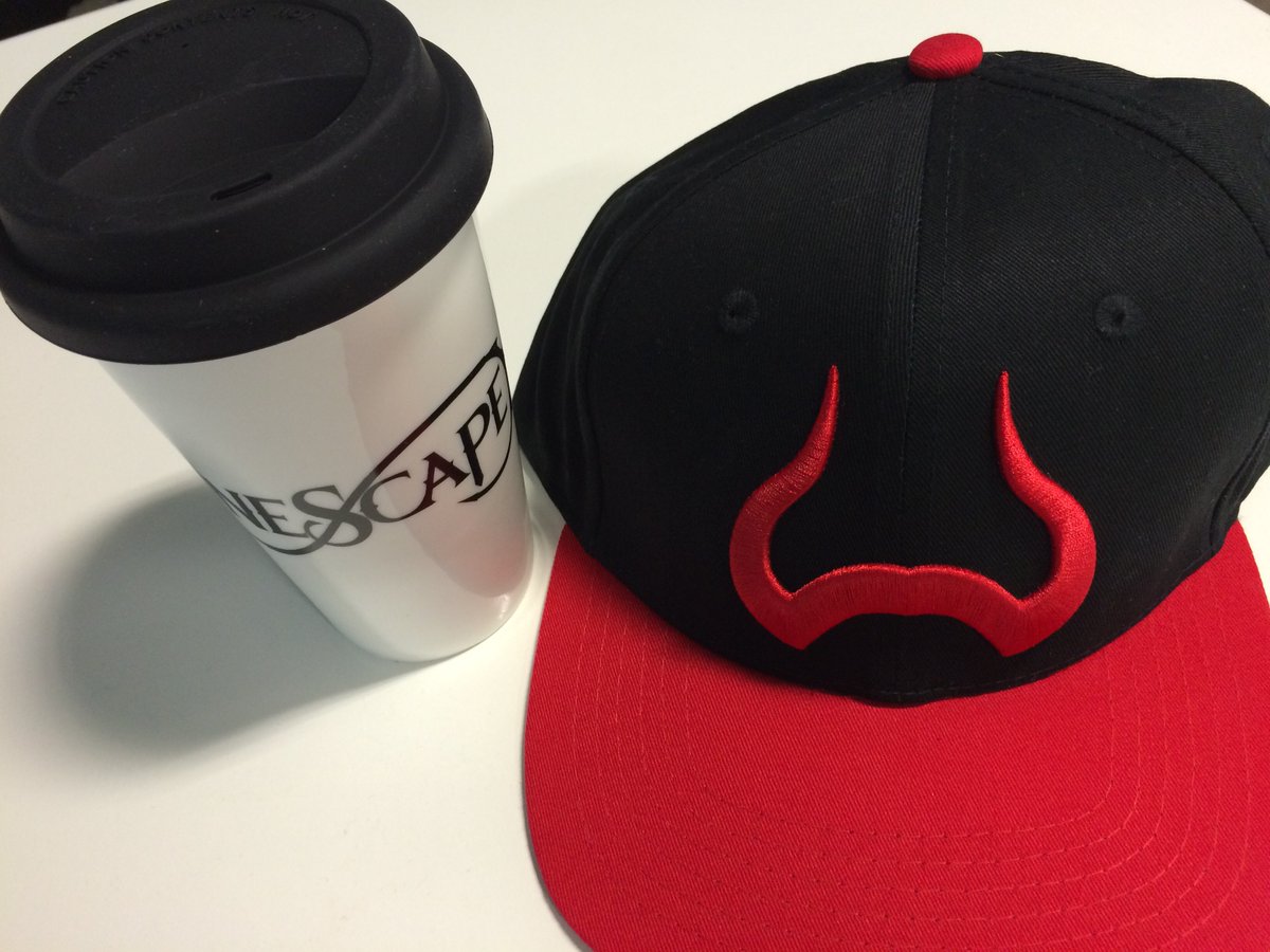 RuneScape's tweet photo. It’s #FreeStuffFriday time!

WIN: your choice of God Cap &amp; all- new travel mug! 😍☕️

Just RT &amp; follow to enter. Go! https://t.co/D5fqZ9Dxpt