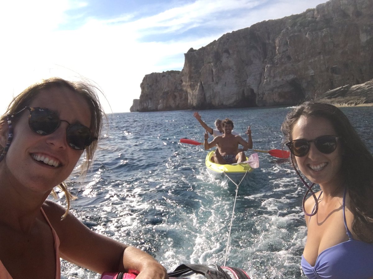 luciasainzp's tweet photo. La forma de los #Triay de hacer kayak... #VayaTela !!🙈😂 Qué os parece?! #TriayWay #TriayCanal 😂😂 https://t.co/DSgRfeQK0X