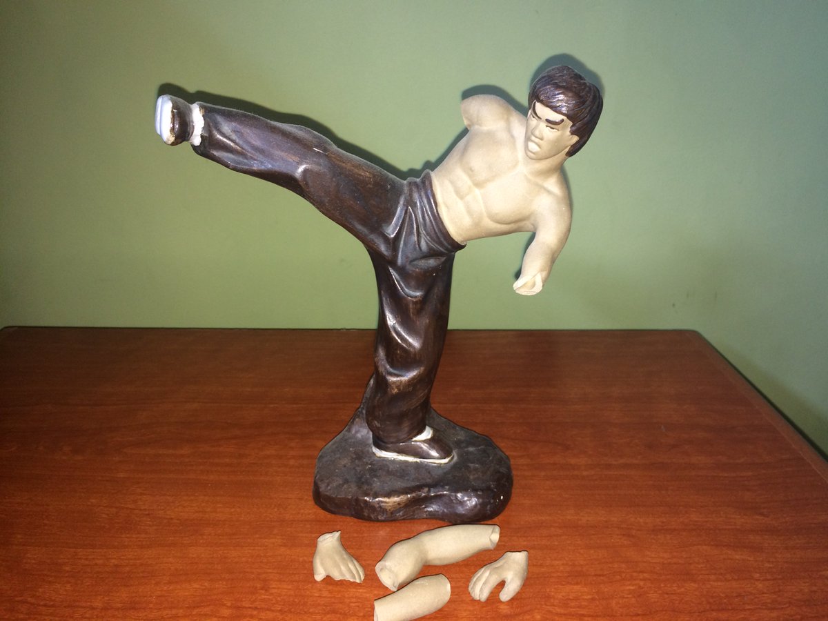 #MartialArts tragedy. Damn cat knocked him off the shelf. Glue time.
#brucelee