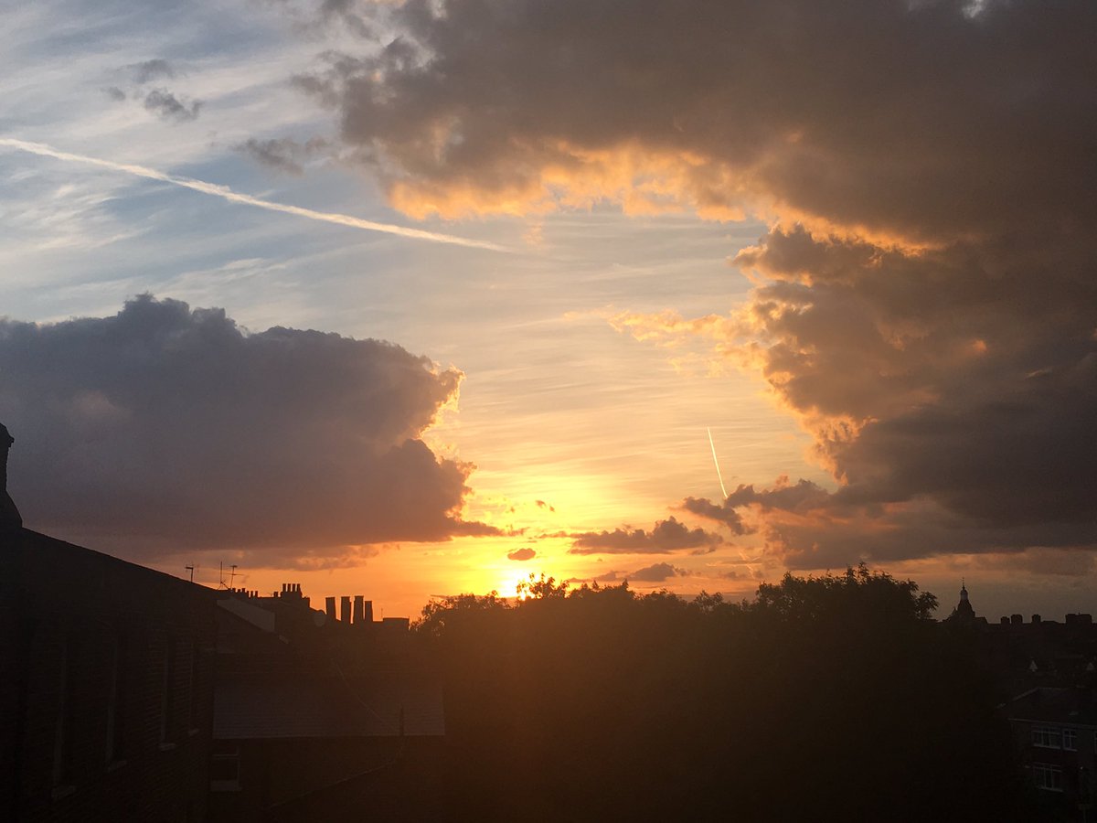 AnnaHopeful's tweet photo. My view. I'll never get tired of this. 😍 #bestsunsetsever https://t.co/FvMzZTf8TD