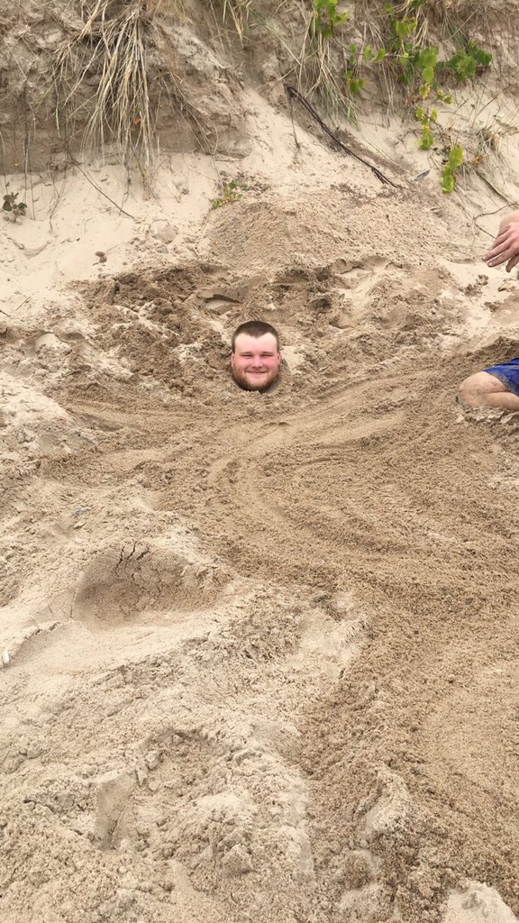 jbearpop's tweet photo. Human head found on beach https://t.co/kTYgCcTbh0