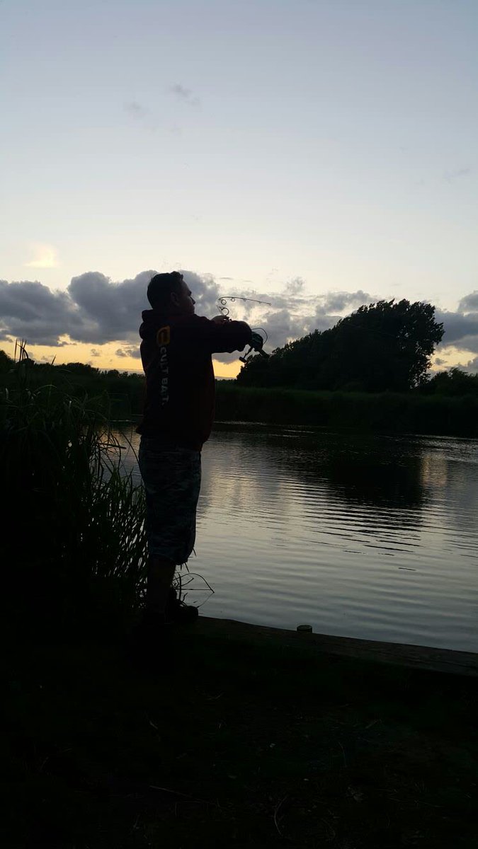MattyH_carper's tweet photo. Can't being bent into one right on bite time #carp #carpfishing #carper #cultbaits #diawa #shimano https://t.co/1nm7hnVIxe