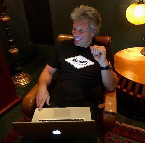 Bonjo100Arg's tweet photo. #JonBonJovi @BonJovi @dbdavidbryan #ThisHouseIsNotForSale #Single & #video12 de Agosto.
Photos by:@johnshanks1 (IG) https://t.co/tjAnCOCjdh