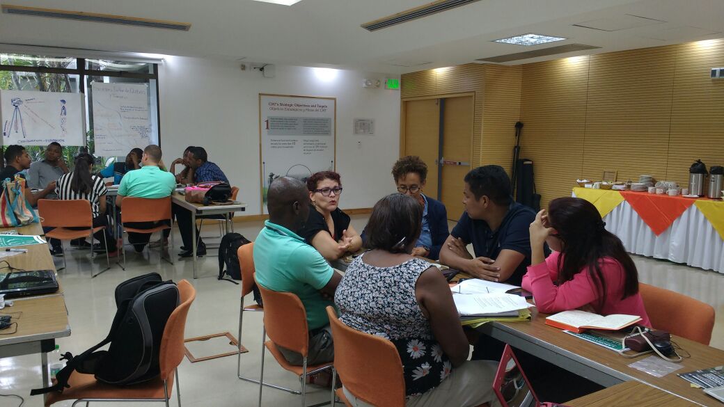 afroinnova's tweet photo. #Diaspora Trabajando en grupo #EICLab2016 @MITCoLab @MITdusp @ManosVisibles @CIAT_ https://t.co/Yp9vJ9HAxQ