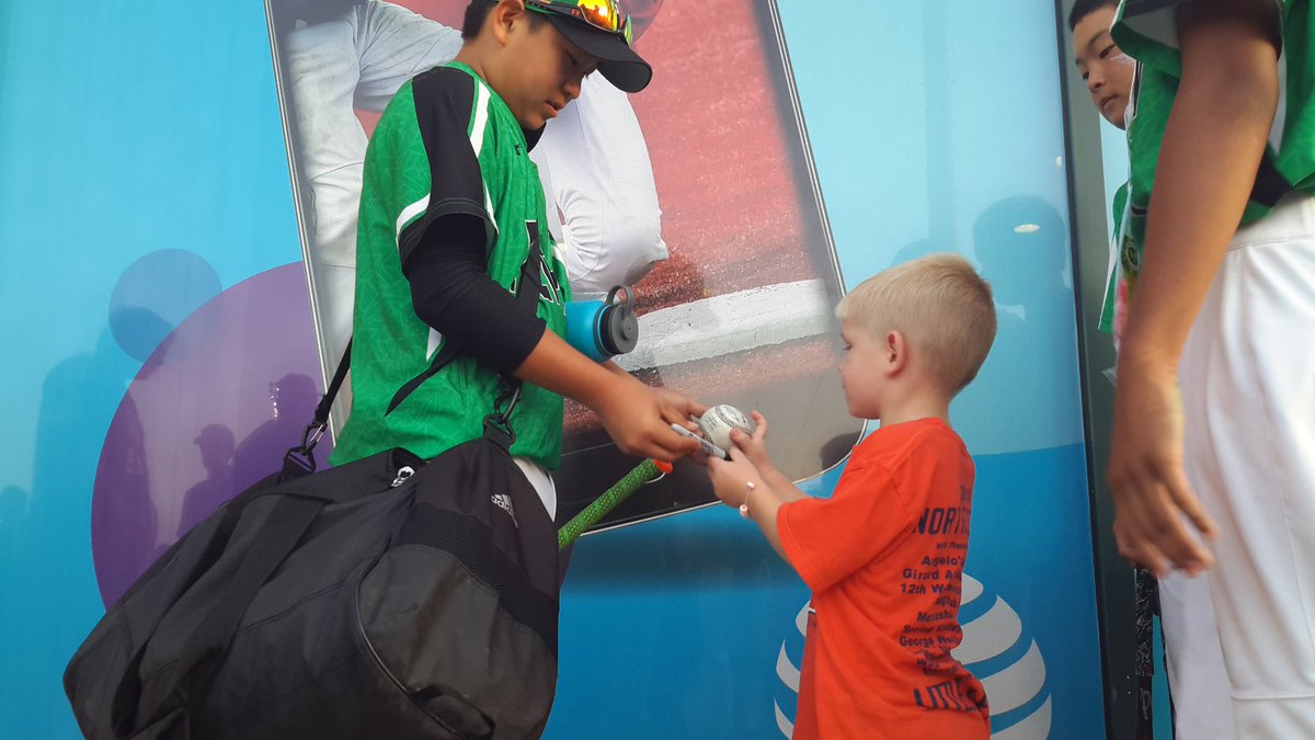 CRWS_PacificSW's tweet photo. Kennedy Hara signs a ball for an adorable little tike after the game #CRWS https://t.co/matlaIYotQ