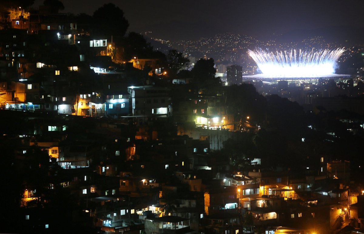 juegosolimpicos's tweet photo. ¡Qué espectáculo nocturno en la #CeremoniaDeInauguración en los #JuegosOlímpicos #Rio2016! https://t.co/EwBQiF57dM