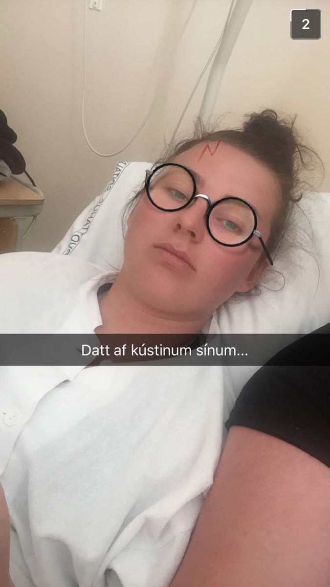 Lögð inná spítala m morfin og næringu í æð utaf sýkingu og stórt gat hljóðhimnu- svo sé ég þetta hjá kæró...🙂