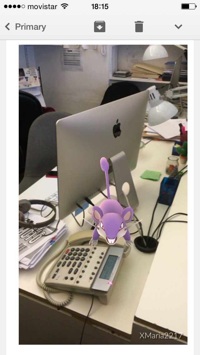 jota_'s tweet photo. Me dicen que hay un Pokemon en mi escritorio. Lo sospechaba. https://t.co/e25FhUKxE0