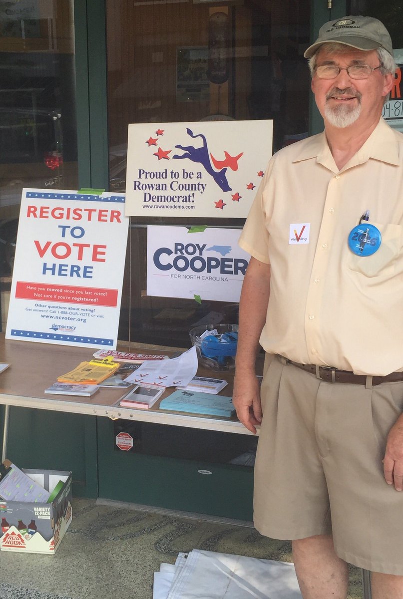 JDHarvey17's tweet photo. Volunteer extraordinaire #GeoffreyHoy at #FirstFridayOut @downtownsalisnc @CitySalisburyNC @RoyCooperNC https://t.co/WWnM18Y6Xe