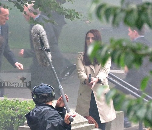 KatieMBR's tweet photo. 📷 Primeiras fotos de Katie no set da segunda temporada de Supergirl como Lena Luthor no dia 02.08! ❤ https://t.co/tfjPyiYO1I