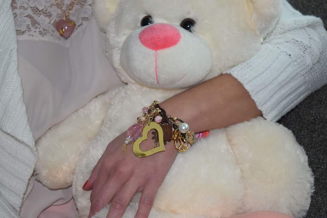 ModaOrigen's tweet photo. Sé romántica en todo momento con los accesorios de corazones  💓💕💖💗💘💝💞💟 https://t.co/LzVT8qQ71i https://t.co/ovu76v0fO0