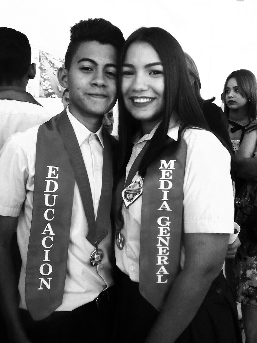 gabriellinares3's tweet photo. Una meta cumplida 🎊🎓👌 Ahora hay nuevos objetivos #Promo41 Ya somos Bachilleres 🇻🇪💘 https://t.co/4ed0XfdM9R