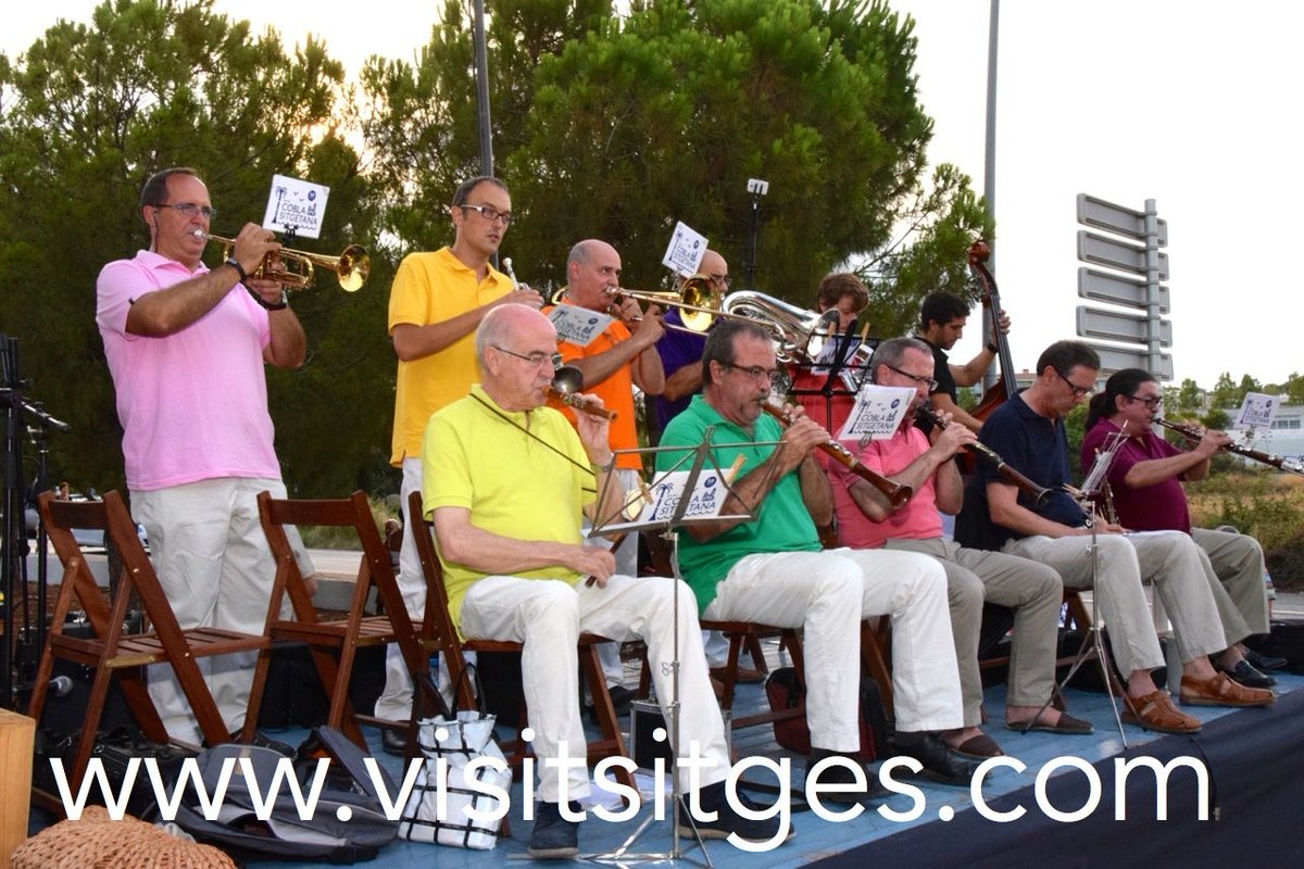 VisitSitges's tweet photo. FINAL DE FESTA DEL #VINYET #SITGES 2016. TOTES LES FOTOS A https://t.co/20mk8D5HDB Tradició #sitgetanisme devoció https://t.co/HQVBGkmzC2