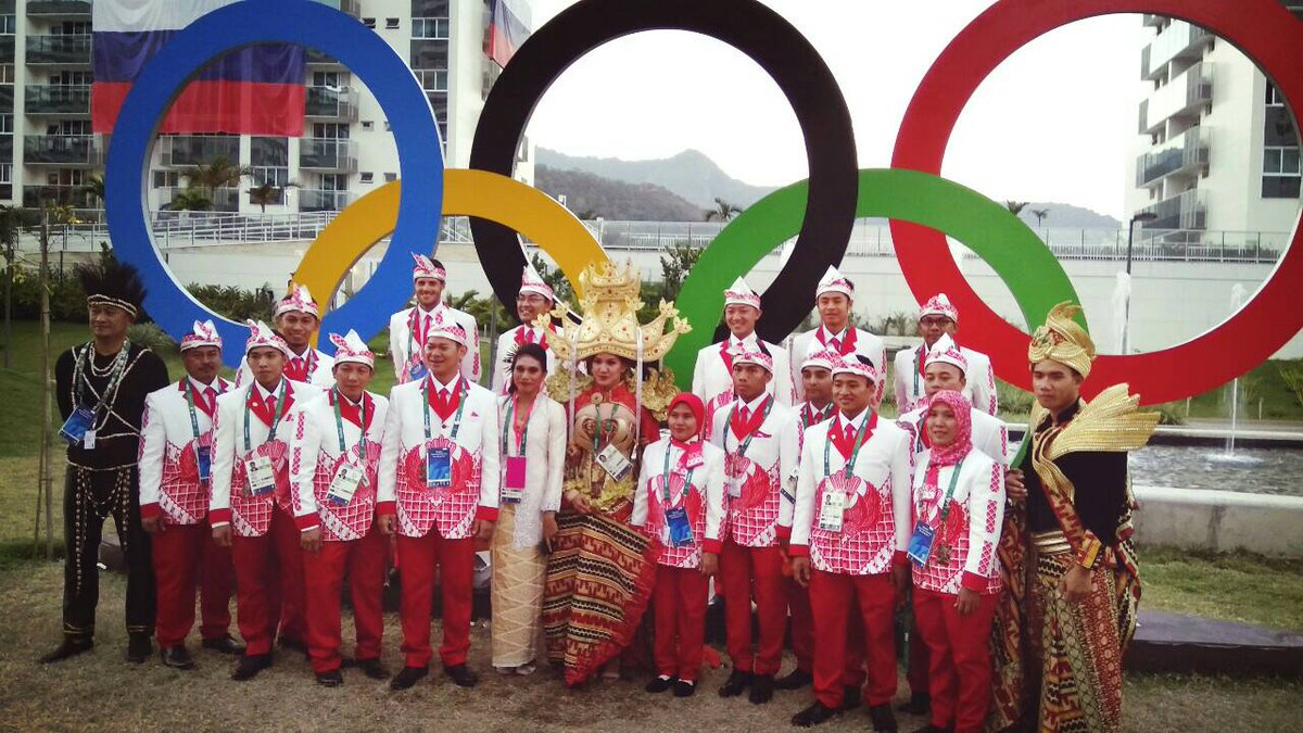 INABisaEmas's tweet photo. Foto bareng dulu sebelum jalan ke Stadion Maracana. #IndonesiaBisaEmas #TimIndonesia #Rio2016 https://t.co/9RvHc49asR
