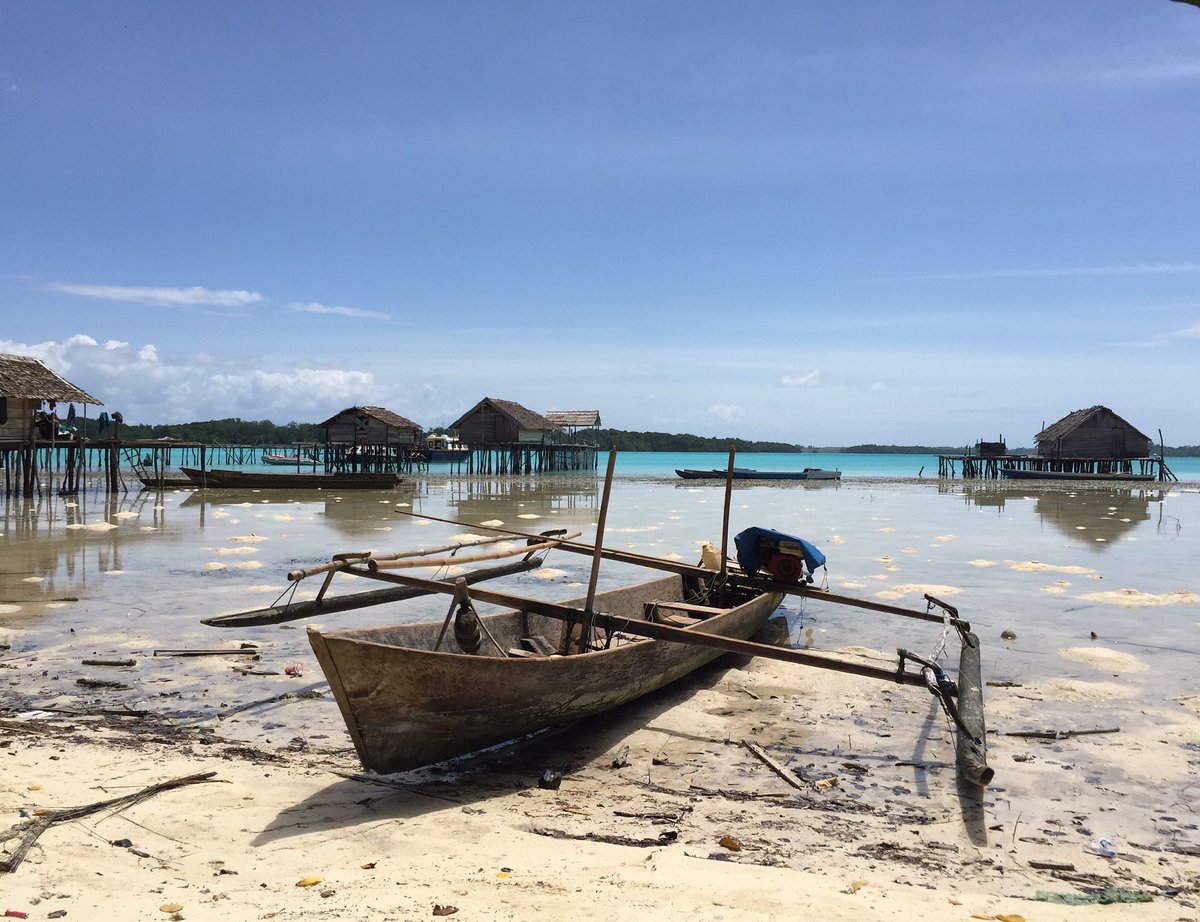 asmanadia's tweet photo. Tidak perlu kamera bagus utk menangkap alam yang sudah indah. - Rania, #JTLSIK. Cantiknya Pulau Widi di Halsel. https://t.co/5jUl0siISF